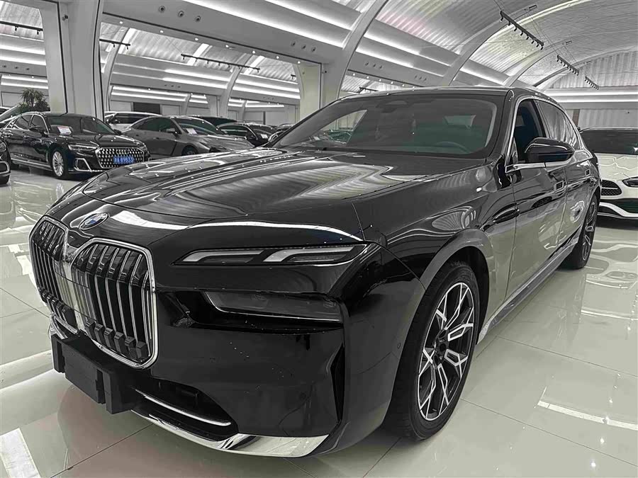 BMW 7 Series 2023 735Li Luxury Package - zdjęcie 1