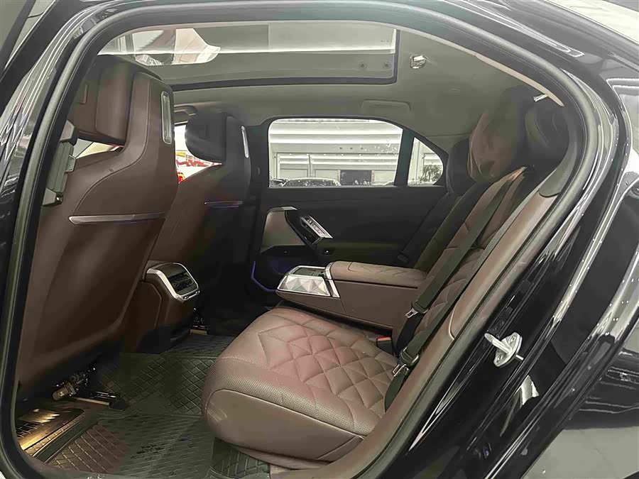 BMW 7 Series 2023 735Li Luxury Package - zdjęcie 13