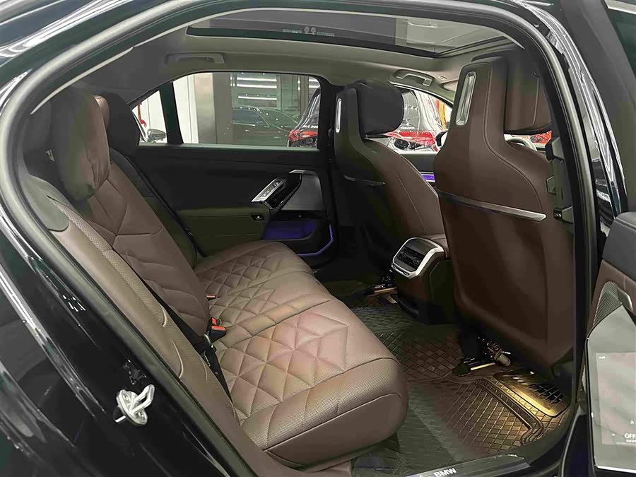 BMW 7 Series 2023 735Li Luxury Package - zdjęcie 17