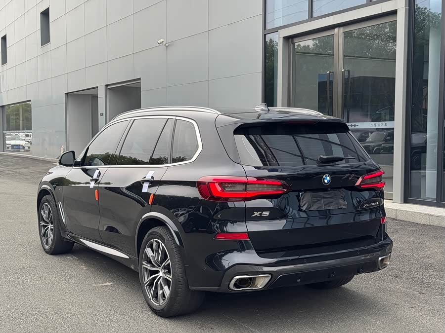 BMW X5 2022 xDrive 30Li Luxury M Sport Package - zdjęcie 18