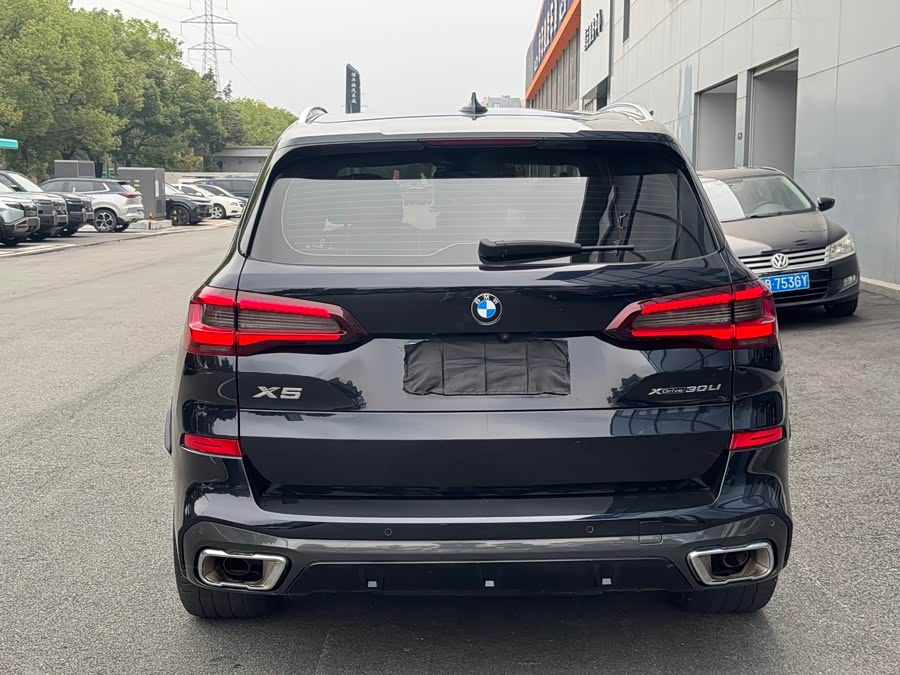 BMW X5 2022 xDrive 30Li Luxury M Sport Package - zdjęcie 19