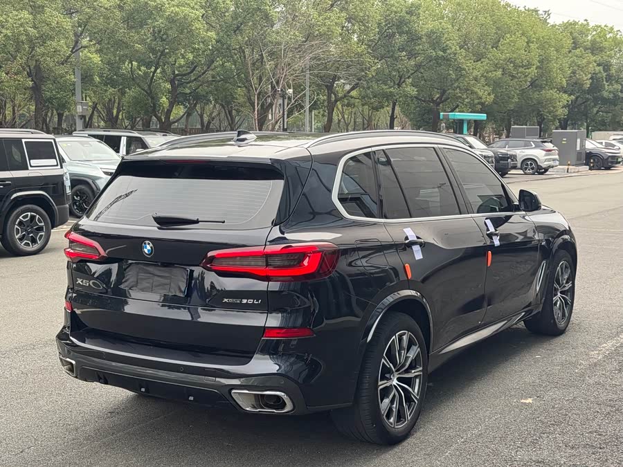 BMW X5 2022 xDrive 30Li Luxury M Sport Package - zdjęcie 20