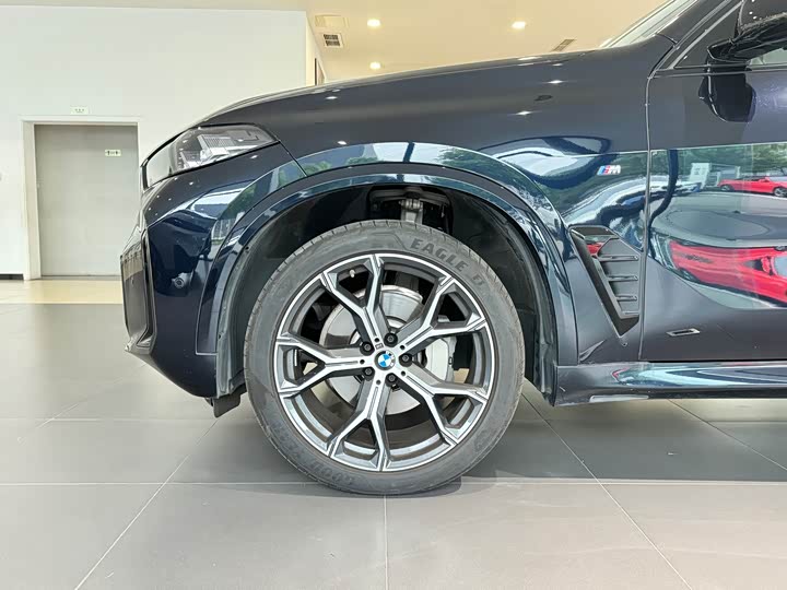 BMW X5 2023 xDrive 30Li Luxury M Sport Night Package - zdjęcie 18