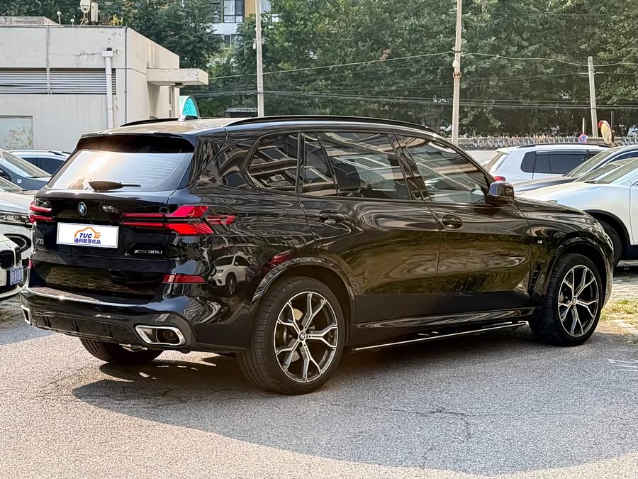 BMW X5 2023 xDrive 30Li Luxury M Sport Night Package - zdjęcie 3