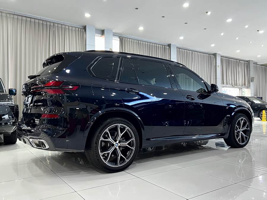 BMW X5 2023 xDrive 30Li Luxury M Sport Night Package - zdjęcie 4