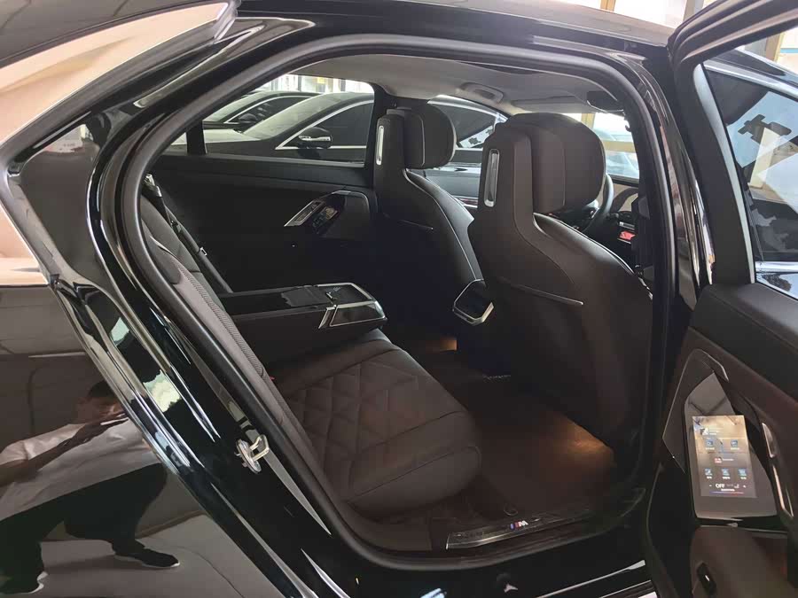 BMW i7 2023 eDrive50L Leading M Sport Package - zdjęcie 12