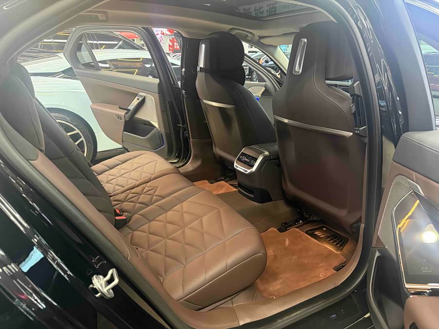 BMW i7 2023 eDrive50L Leading M Sport Package - zdjęcie 13