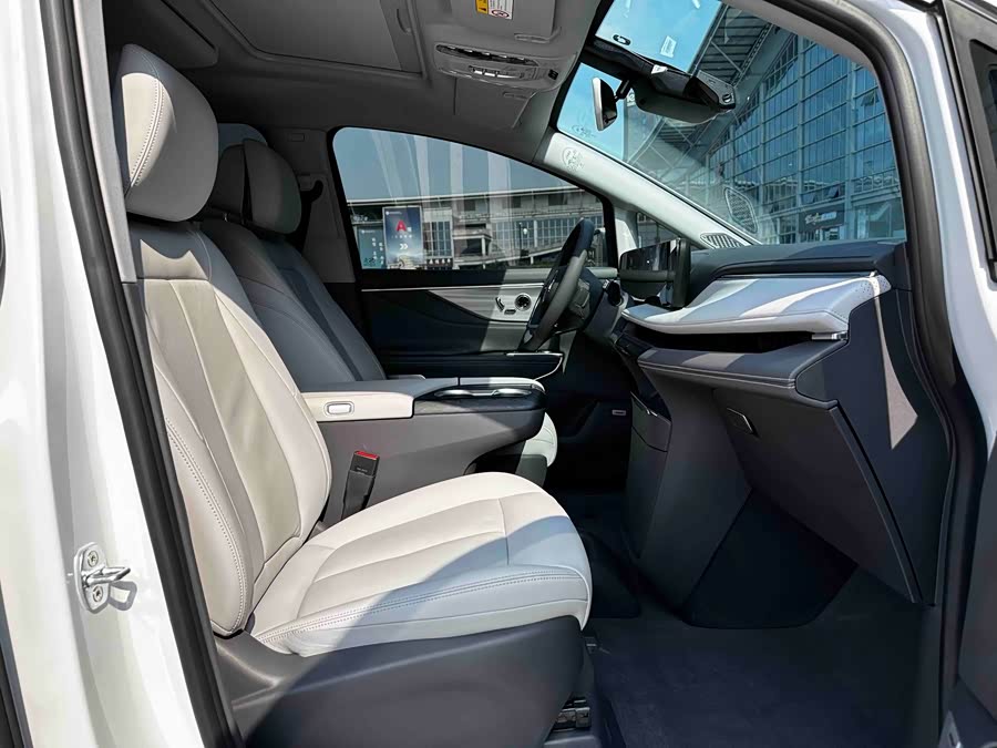 Buick GL8 2025 Luxury - zdjęcie 12