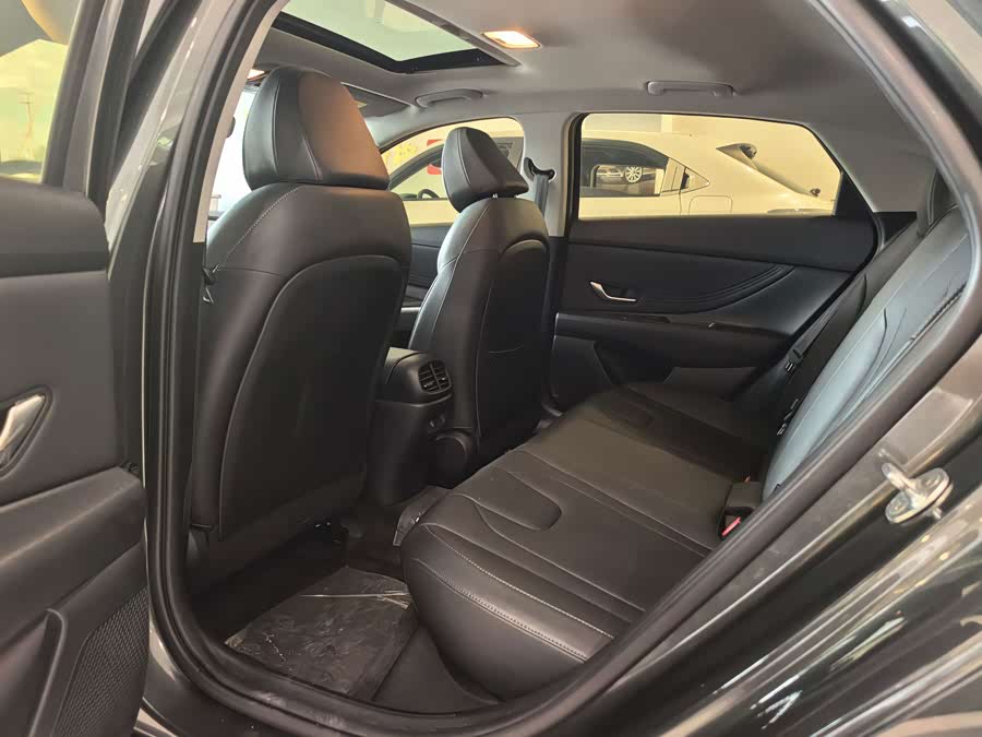 Elantra 2023 1.5L CVT LUX Premium Edition - zdjęcie 12