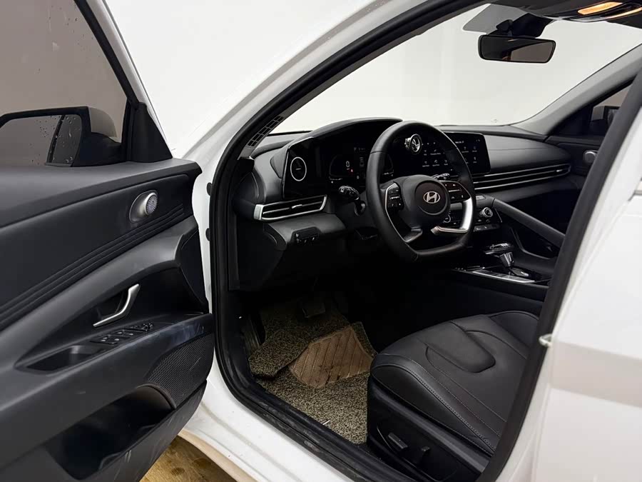 Elantra 2023 1.5L CVT LUX Premium Edition - zdjęcie 14