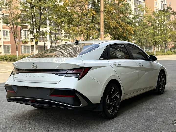 Elantra 2023 1.5L CVT LUX Premium Edition - zdjęcie 16