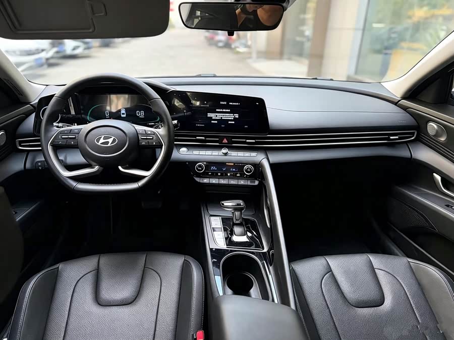 Elantra 2023 1.5L CVT LUX Premium Edition - zdjęcie 5
