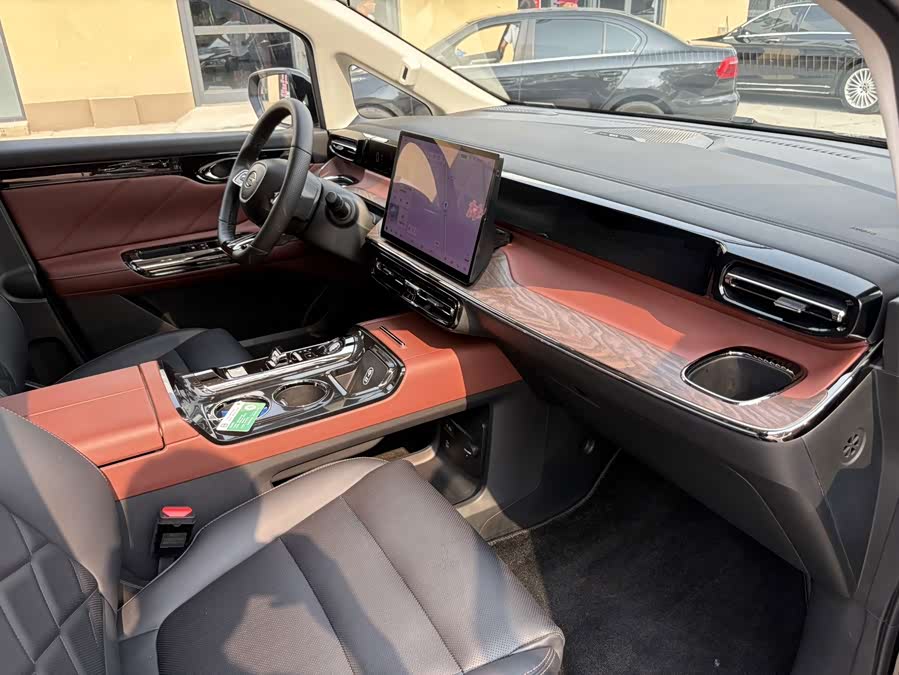 GAC E8 PHEV 2024 150km MAX+ - zdjęcie 17