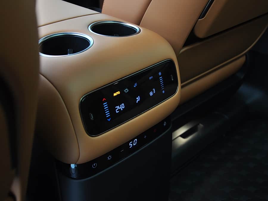 Hongqi HQ9 PHEV 2026 2.0T 4WD Luxury - zdjęcie 12