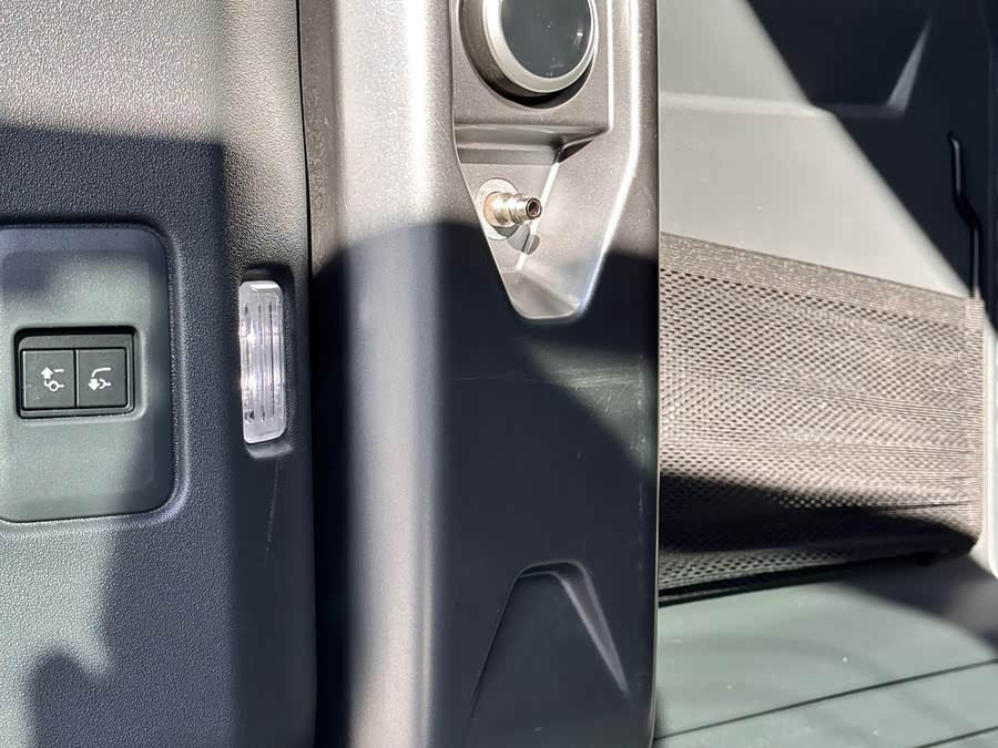 Land Rover Defender 2023 250 Diesel - zdjęcie 17