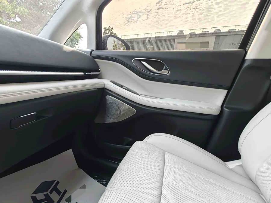 Lantu Dreamer 2025 PHEV 4WD Flagship Qian Kun Edition - zdjęcie 6