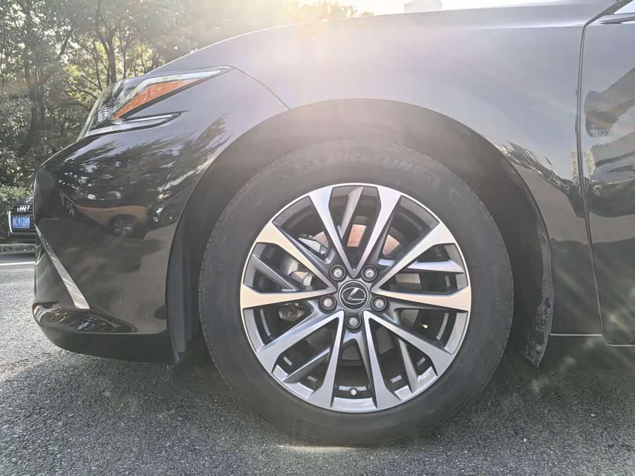 Lexus ES 2022 300h Excellence - zdjęcie 3