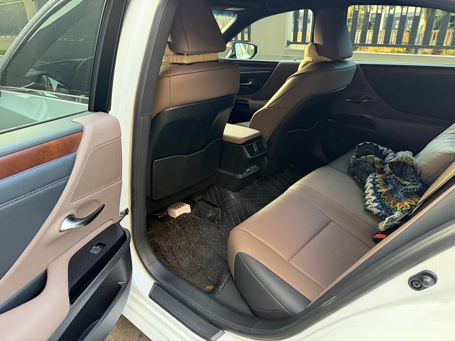 Lexus ES 2024 200 Premium - zdjęcie 9
