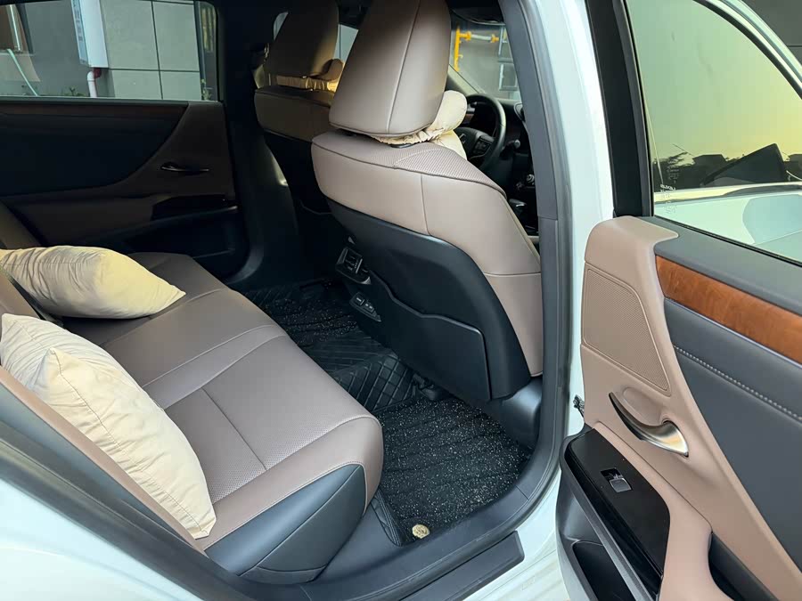Lexus ES 2024 200 Premium - zdjęcie 10