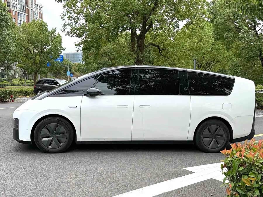 Li Auto MEGA 2025 Home Special Edition - zdjęcie 2