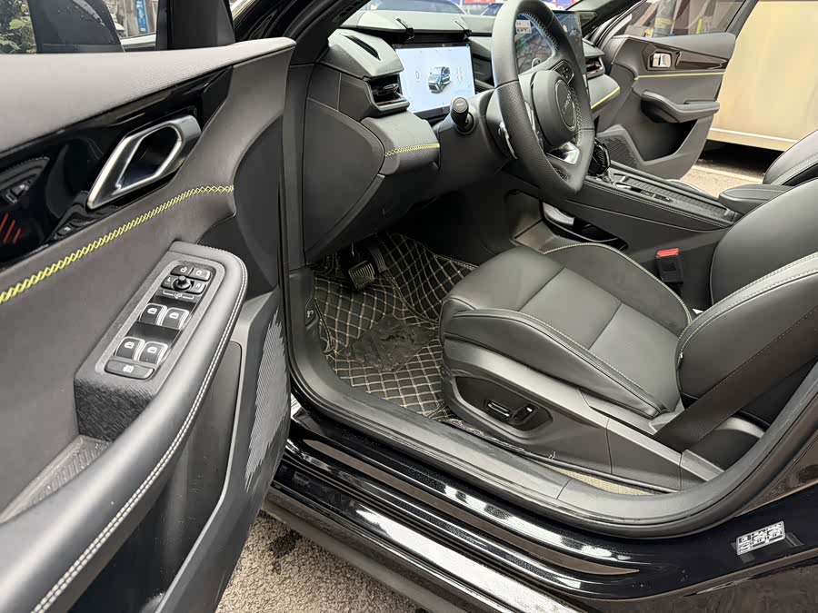 Lynk & Co 03 2.0T DCT Sport Pro - zdjęcie 5
