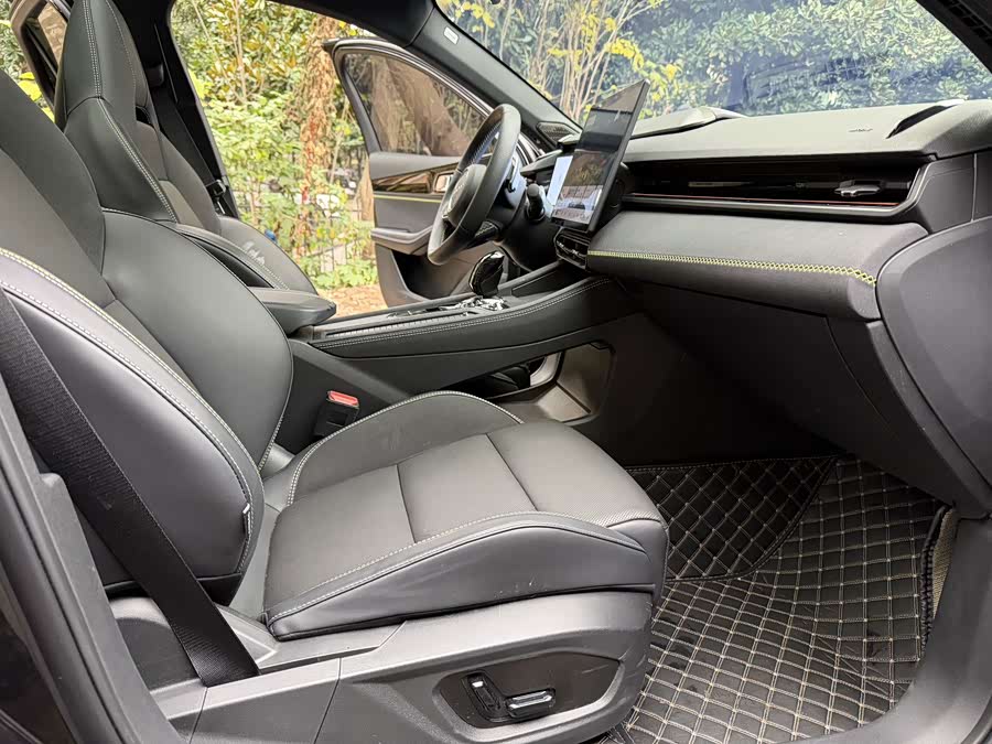 Lynk & Co 03 2.0T DCT Sport Pro - zdjęcie 6