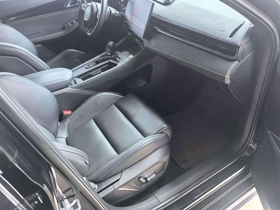 Lynk & Co 03 2.0T DCT Sport Pro - zdjęcie 10