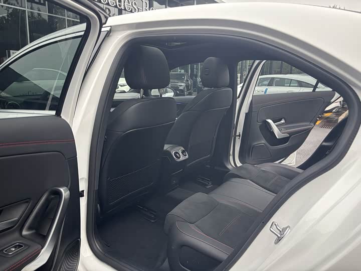 Mercedes-Benz A-Class 2023 A 200 L Fashion Edition - zdjęcie 19