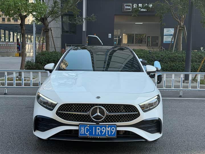 Mercedes-Benz A-Class 2024 A 200 L Fashion Edition - zdjęcie 11