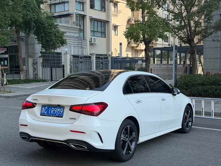Mercedes-Benz A-Class 2024 A 200 L Fashion Edition - zdjęcie 18