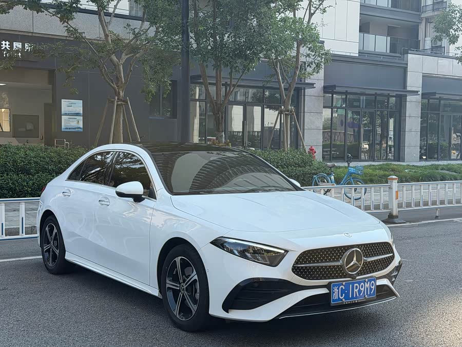 Mercedes-Benz A-Class 2024 A 200 L Fashion Edition - zdjęcie 3