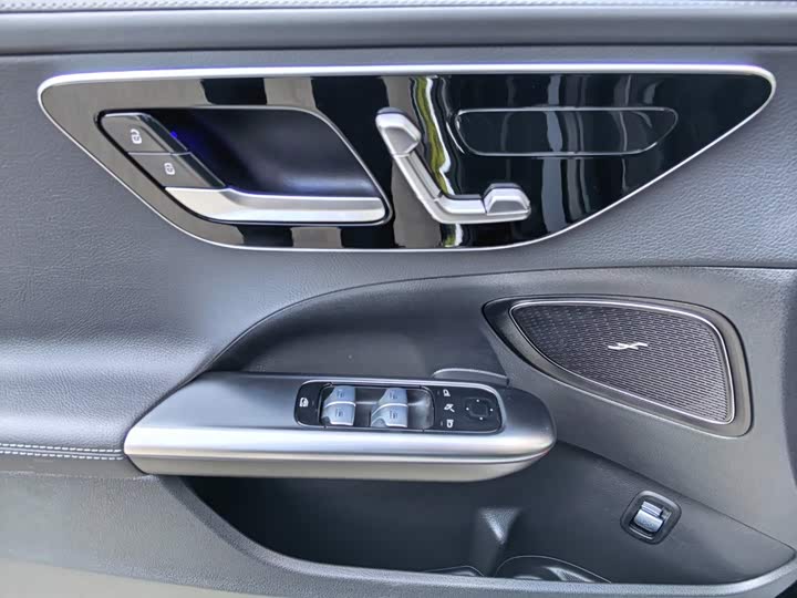 Mercedes-Benz C-Class 2023 C 260 L Sport Edition - zdjęcie 16