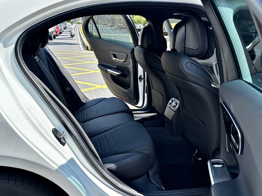 Mercedes-Benz C-Class 2025 C 260 L Sport Edition - zdjęcie 11