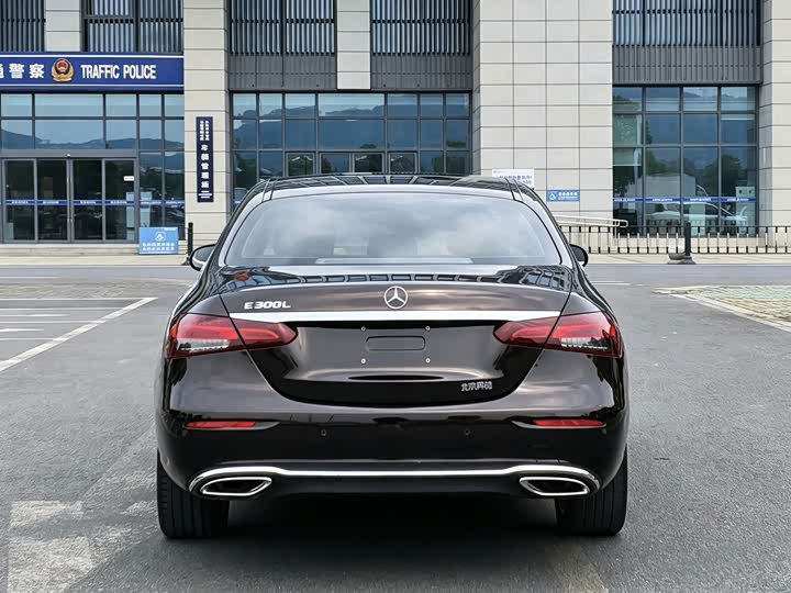 Mercedes-Benz E-Class 2023 Facelift E 300 L Fashion Edition - zdjęcie 19