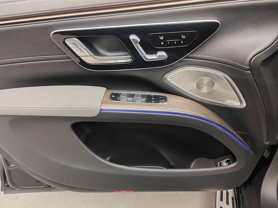 Mercedes-Benz EQS SUV 2025 500 4MATIC - zdjęcie 16