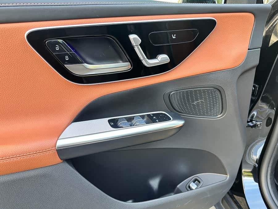 Mercedes-Benz GLC Coupe 2024 GLC 260 4MATIC Coupe SUV - zdjęcie 8