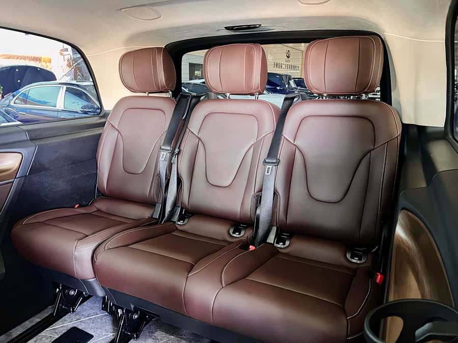 Mercedes-Benz V-Class 2022 V 260 L Long Wheelbase Luxury - zdjęcie 11