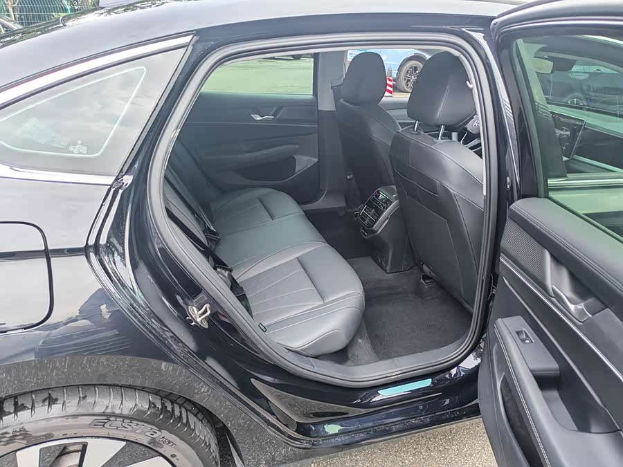 Passat 2025 Pro 380TSI Dragon Edition - zdjęcie 18