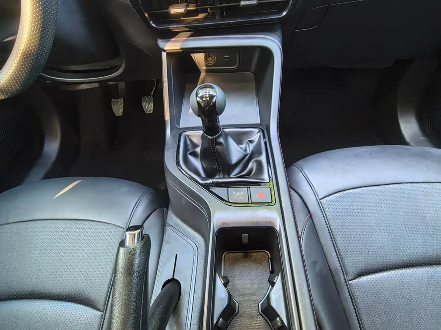 Roewe i5 2023 1.5L Manual Superior - zdjęcie 13