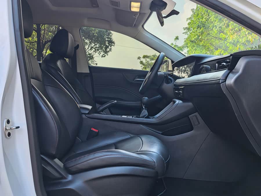 Roewe i5 2023 1.5L Manual Superior - zdjęcie 15