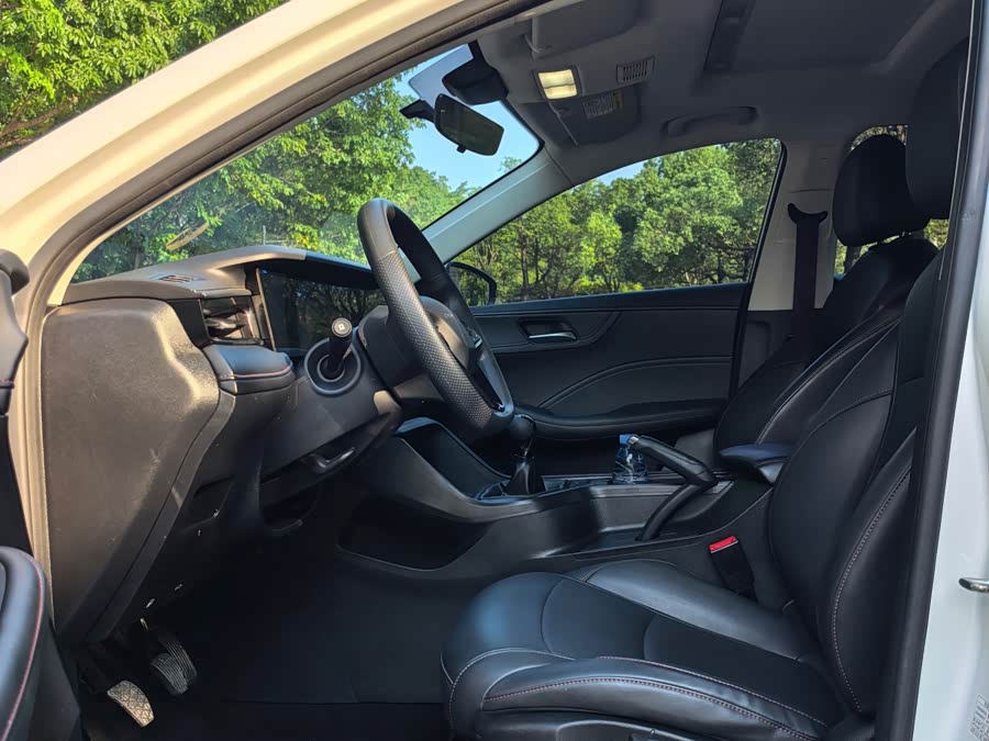 Roewe i5 2023 1.5L Manual Superior - zdjęcie 8