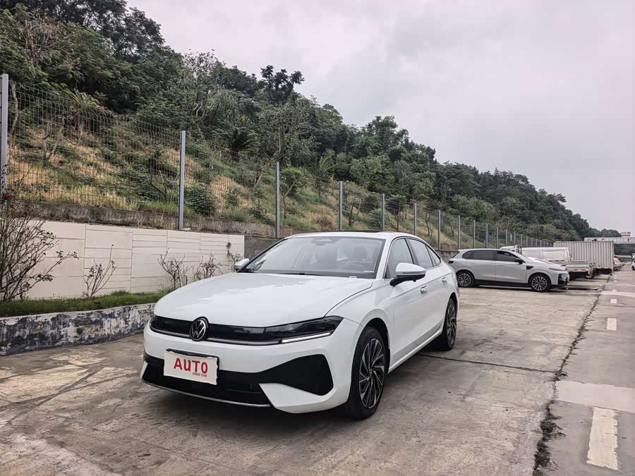 Sagitar 2026 L 300TSI DSG Luxury - zdjęcie 1