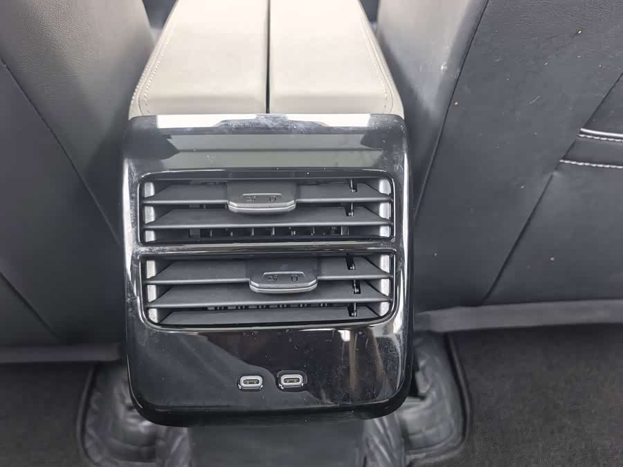 Sagitar 2026 L 300TSI DSG Luxury - zdjęcie 17