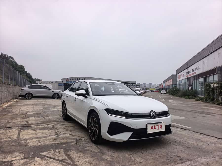 Sagitar 2026 L 300TSI DSG Luxury - zdjęcie 3
