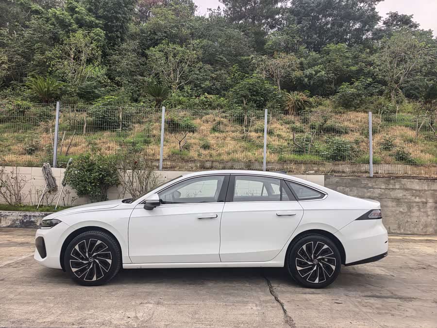 Sagitar 2026 L 300TSI DSG Luxury - zdjęcie 4