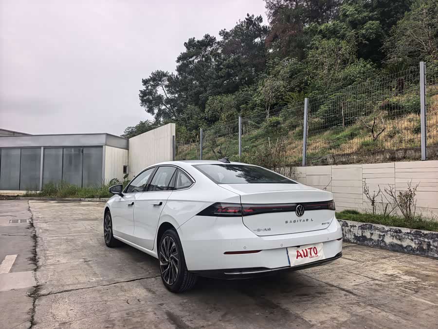 Sagitar 2026 L 300TSI DSG Luxury - zdjęcie 5
