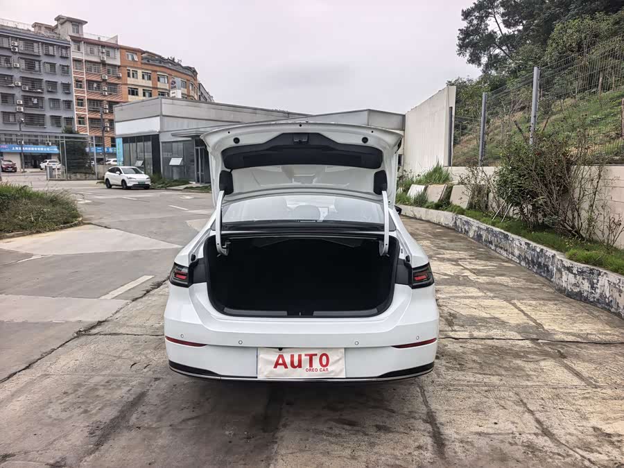 Sagitar 2026 L 300TSI DSG Luxury - zdjęcie 8