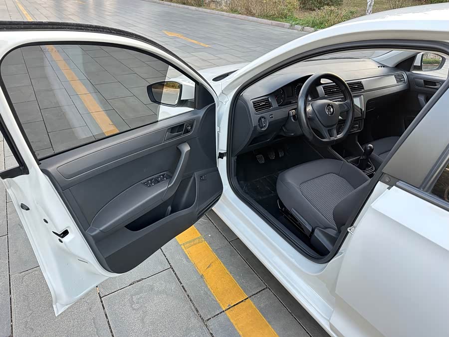 Santana 2021 1.5L Manual Style Version - zdjęcie 9