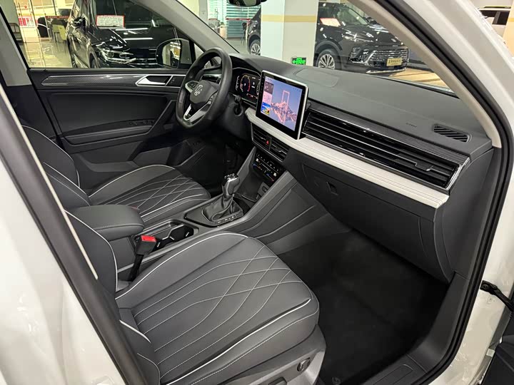 Tiguan L 2025 Outstanding Edition 330TSI Automatic Two-Wheel Drive R-Line Long Glory Version - zdjęcie 18