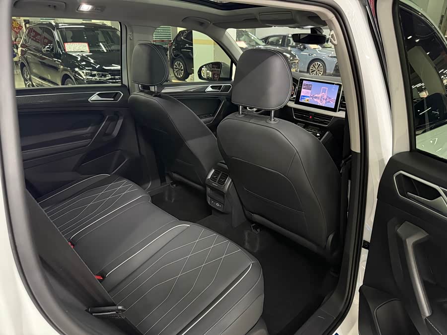 Tiguan L 2025 Outstanding Edition 330TSI Automatic Two-Wheel Drive R-Line Long Glory Version - zdjęcie 9